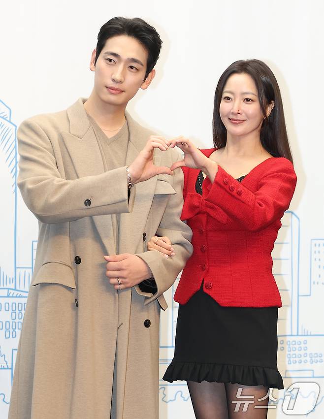 배우 윤박과 김희선(오른쪽)이 10일 오후 서울 상암동 스탠포드호텔에서 열린 TV 조선 새 월화미니시리즈 ‘다음생은 없으니까’ 제작발표회에 참석해 포즈를 취하고 있다. ‘다음생은 없으니까’는 매일 같은 하루, 육아 전쟁과 쳇바퀴 같은 직장생활에 지쳐가는, 마흔하나 세 친구의 더 나은 ‘완생’을 위한 좌충우돌 코믹 성장기를 그렸다. 2025.11.10/뉴스1 ⓒ News1 권현진 기자