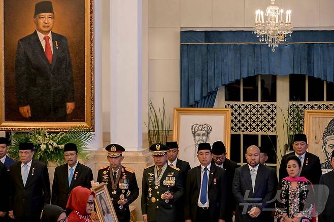 10일(현지시간) 자카르타에서 열린 '국가영웅의 날' 기념식에서 인도네시아 전 대통령 수하르토의 초상화가 전시됐다. 2025.11.10. ⓒ AFP=뉴스1 ⓒ News1 이정환 기자