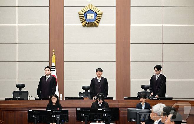 지귀연 부장판사(가운데)가 윤석열 전 대통령의 내란 우두머리 혐의 재판을 하기 위해 21일 오전 서울 서초구 서울중앙지법 417호 법정으로 들어오고 있다. 2025.4.21/뉴스1 ⓒ News1 사진공동취재단