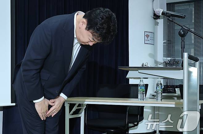 백종원 더본코리아 대표가 지난 3월 서울 서초구 스페이스쉐어 강남역센터에서 열린 정기 주주총회를 마친 뒤 고개 숙여 인사하고 있다. 2025.3.28/뉴스1 ⓒ News1 김진환 기자