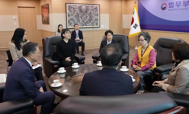 정성호 법무부 장관이 10일 정부과천청사에서 최말자 씨를 만나 면담을 하고 있다. 최 씨는 성폭행에 저항하다 억울하게 유죄를 받고 61년 만인 올해 재심을 통해 무죄가 확정됐다. 2025.11.10 (법무부 제공)