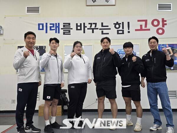 고양시청 역도선수단이 지난 5일 고양 장미란체육관에서 기자와 만나 포즈를 취했다. /사진(고양)=유다연 기자