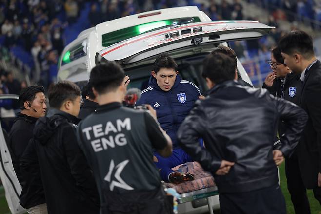 울산문수축구경기장/ K리그1/ 울산HDFC vs 수원FC/ 울산 이동경/ 구급차/ 부상/ 사진 김정수