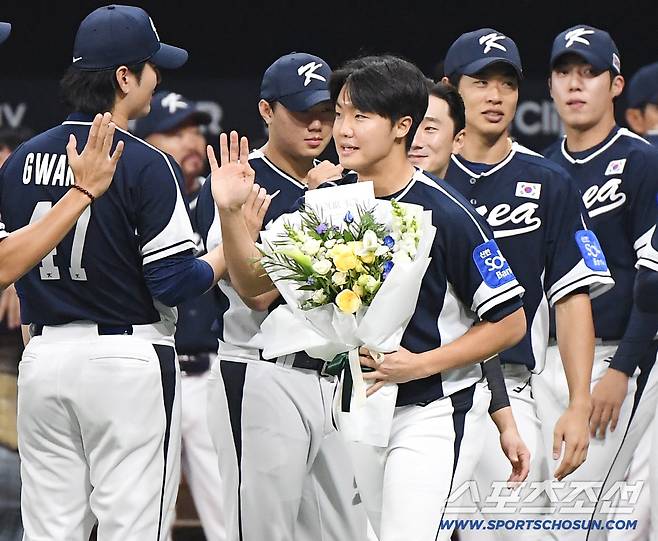 9일 서울 고척스카이돔에서 열린 한국과 체코의 야구대표팀 평가전에서 한국이 11대1로 승리했다. MVP에 뽑힌 정우주가 선배들의 축하를 받고 있다. 고척=정재근 기자 cjg@sportschosun.com/2025.11.9/