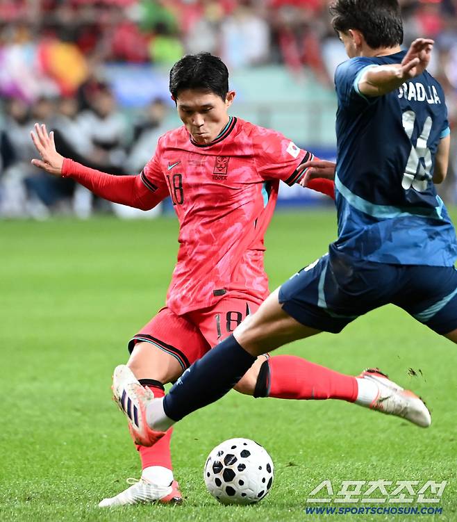 14일 서울월드컵경기장에서 열린 대한민국 축구대표팀과 파라과이의 평가전. 이동경이 슛팅을 시도하고 있다. 상암=허상욱 기자wook@sportschosun.com/2025.10.14/