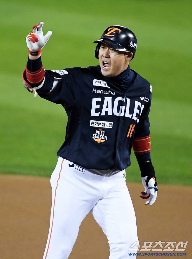 27일 잠실구장에서 열린 한국시리즈 2차전 LG 트윈스와 한화 이글스의 경기. 1회초 2사 2루 한화 하주석이 적시타를 날린 뒤 환호하고 있다. 잠실=박재만 기자 pjm@sportschosun.com/2025.10.27/