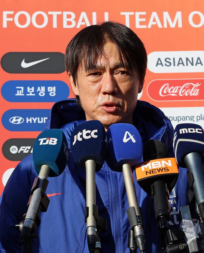 홍명보 감독 인터뷰

    (천안=연합뉴스) 김준범 기자 = 10일 오후 충남 천안 대한민국축구종합센터에서 축구대표팀 홍명보 감독이 언론 인터뷰를 하고 있다. 2025.11.10

    psykims@yna.co.kr

(끝)





<저작권자(c) 연합뉴스, 무단 전재-재배포, AI 학습 및 활용 금지>