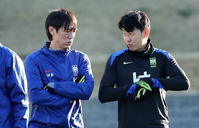 감독과 주장의 대화

    (천안=연합뉴스) 김준범 기자 = 10일 오후 충남 천안 대한민국축구종합센터에서 축구대표팀 홍명보 감독(오른쪽)과 손흥민이 대화하고 있다. 2025.11.10

    psykims@yna.co.kr

(끝)





<저작권자(c) 연합뉴스, 무단 전재-재배포, AI 학습 및 활용 금지>