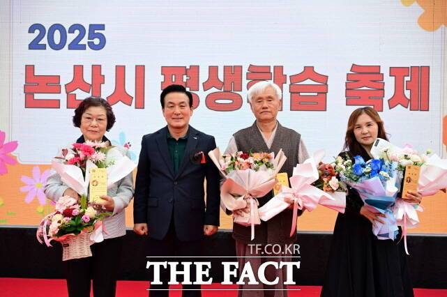 백성현 논산시장(왼쪽서 2번째)이 8일 열린 '2025 논산시 평생학습축제 및 제1회 도서문화제'에서 유공자 표창을 수여하고 수상자들과 기념 촬영을 하고 있다. /논산시