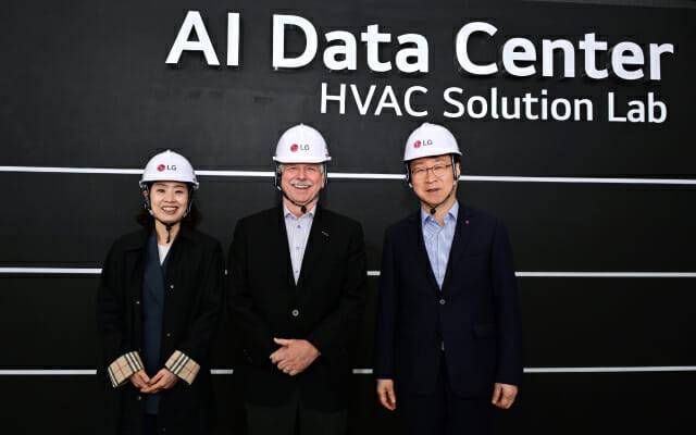 지난 27일 남재인(왼쪽) SK엔무브 그린성장본부장, 피터 폴린(가운데) GRC CEO, 이재성(오른쪽) LG전자 ES사업본부장이 경기도 평택 LG전자 칠러사업장을 둘러본 후 기념촬영을 하고 있다. (사진=SK이노베이션)