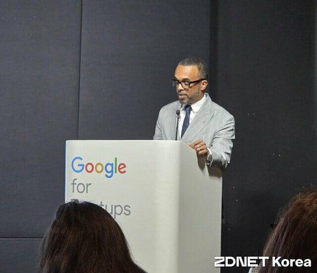 크리스 터너 구글 대외협력 정책 지식 및 정보 부문 부사장이 9월 9일 열린 기자간담회에서 발표를 진행하고 있다. (사진=지디넷코리아)