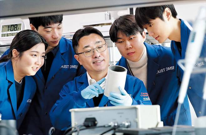 존스홉킨스대서 카이스트로  미국 존스홉킨스대에서 카이스트로 옮긴 신소재공학과 강성훈(가운데) 교수가 지난 6일 카이스트 연구실에서 학생들에게 연구 지도를 하는 모습./ 신현종 기자