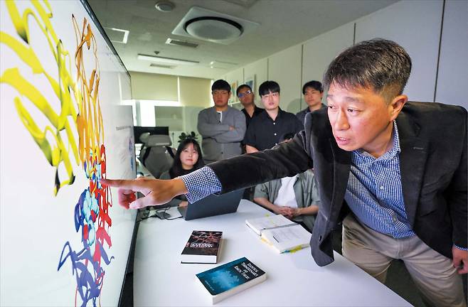 IBM 다니다가 성균관대로  IBM 연구 자회사에서 근무하다 온 강승구(오른쪽) 성균관대 나노공학과 교수가 지난달 22일 수원 캠퍼스 연구동에서 학생들을 지도하고 있는 모습./ 장련성 기자