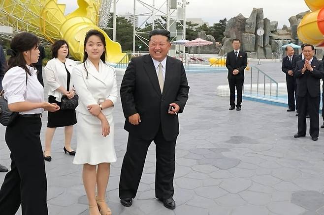 지난 6월  원산갈마해안관광지구 준공식에 참여한 김정은 북한 국무위원장과 딸 김주애(가운데), 부인 리설주 모습. /노동신문·뉴스1