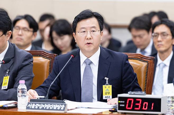 정진우 서울중앙지검장이 지난달 23일 서울 여의도 국회 법제사법위원회에서 열린 서울중앙지방검찰청 등에 대한 국정감사에 출석해 의원 질의에 답변하고 있다./뉴스1