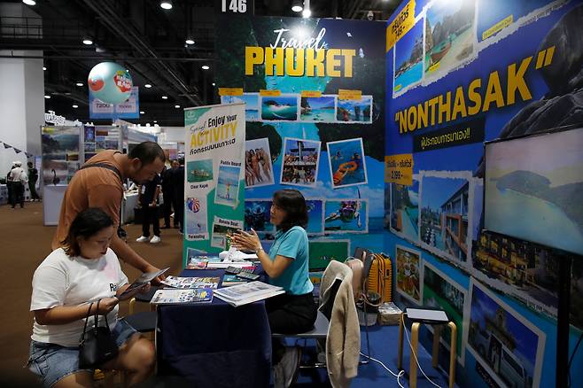 6일 태국 방콕에서 열린 제76회 태국 여행 및 관광 박람회에서 관람객들이 여행 상품을 확인하고 있다. /연합뉴스