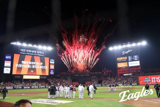 30일 대전 한화생명볼파크에서 열린 2025 신한 SOL Bank KBO 리그 한화 이글스와 LG 트윈스의 한국시리즈 4차전에서 불꽃이 터지고 있다. 한화 이글스 제공