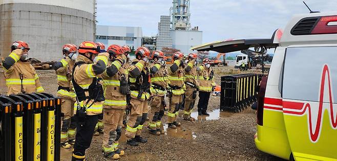 9일 한국동서발전 울산발전본부 내 울산화력발전소 붕괴 현장에서 소방대원들이 이날 오전 발견돼 구급차로 옮겨진 매몰 근로자 김모 씨(44)의 시신에 거수경례를 하고 있다. 김 씨는 사고 직후 의식이 있는 상태로 철재에 팔이 낀 채 발견됐으나, 추가 붕괴 우려로 구조가 지연되면서 다음 날 오전 4시 53분 숨졌다. 울산=뉴스1