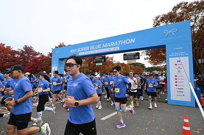 슈퍼블루마라톤 참가자들이 8일 서울 마포구 평화의공원 평화광장에서 출발하고 있다. 스페셜올림픽코리아 제공