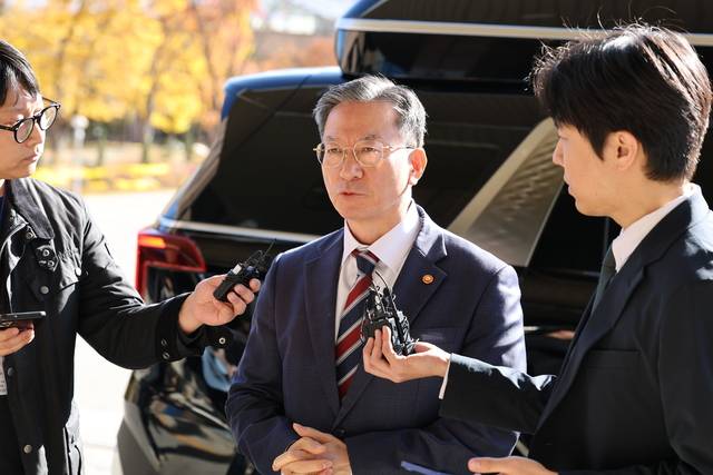 정성호 법무부 장관이 10일 오전 정부과천청사 법무부로 출근하며 검찰의 ‘대장동 항소 포기’ 결정과 관련한 입장을 밝히고 있다. [연합뉴스]