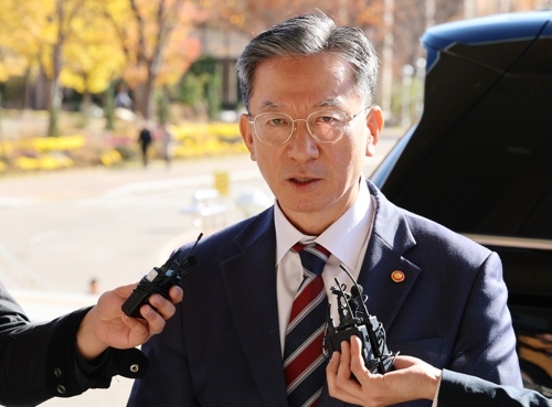 정성호 법무부 장관이 10일 정부과천청사 법무부로 출근하며 검찰의 ‘대장동 항소 포기’ 결정과 관련한 입장을 밝히고 있다. [연합뉴스]