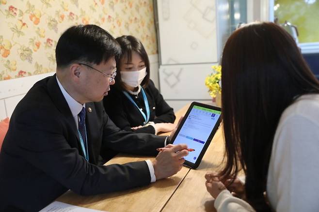 안형준 국가데이터처장이 인구주택총조사 방문 조사 현장 상황 점검을 위해 5일 대전 서구의 가정에 방문했다. 인구주택총조사 조사 대상자에게 태블릿PC를 통해 방법에 대해 설명하고 있다. 국가데이터처 제공. /사진=뉴스1