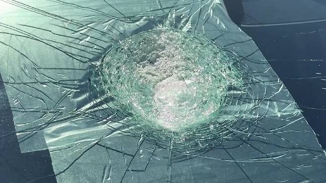 10월19일 오스트레일리아 고속도로를 달리던 중 갑자기 날아온 물체에 파손된 테슬라 앞 유리창. 유리가 일부 녹은 것으로 보아 운석이 충돌했을 가능성이 제기됐다. 유튜브 갈무리