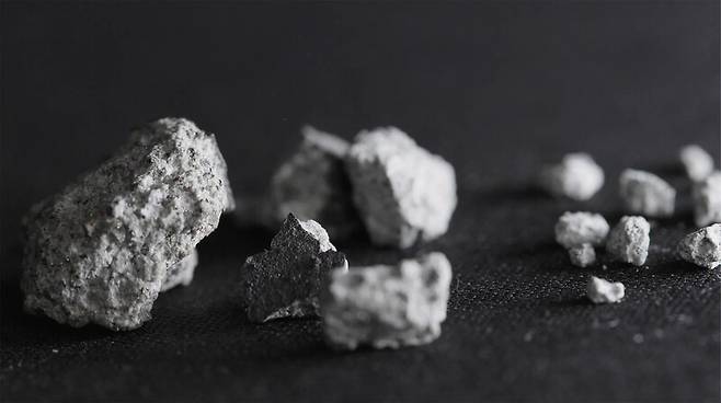 6월26일 미국 애틀랜타 인근의 한 주택에 떨어진 운석 조각들. 조지아대 제공