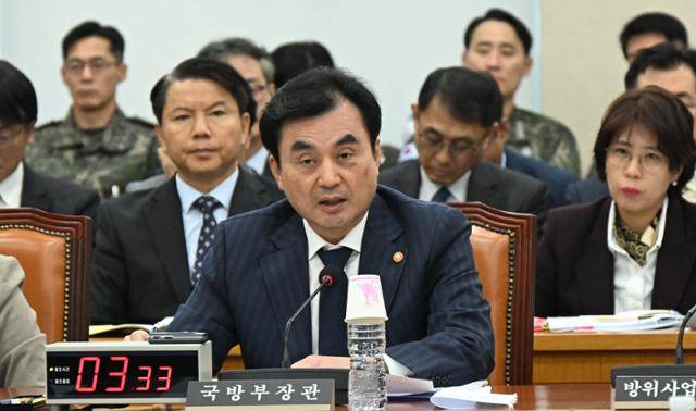 안규백 국방부 장관이 5일 서울 여의도 국회에서 열린 국방위 전체회의에서 의원질의에 답하고 있다. 고영권 기자