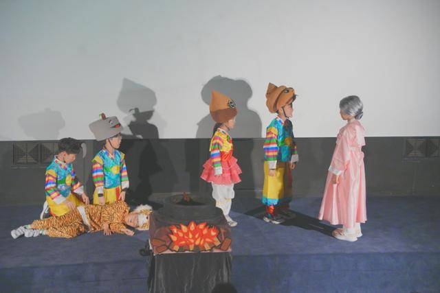 전남 구례군 중동초등학교에서 연극 무대에 오른 학생들. 이 학교는 4년 전 신입생이 한 명도 없는 폐교 위기 학교였다. 중동초등학교 제공