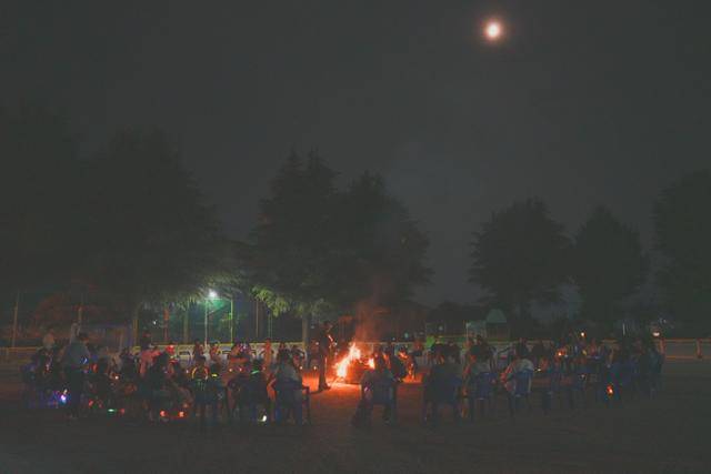 전남 구례군 중동초등학교 학부모들이 아이들과 함께 학교에서 1박을 하는 '달빛캠프'에 참여하고 있다. 중동초등학교 제공