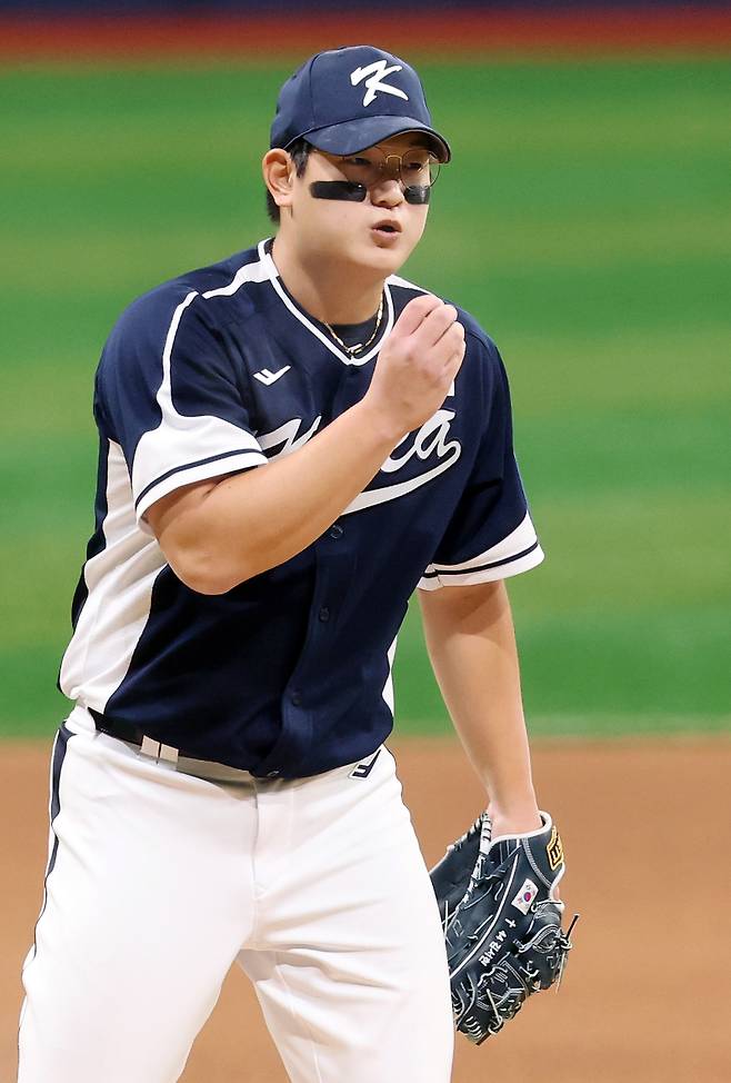 <yonhap photo-3313="">9일 오후 서울 구로구 고척스카이돔에서 열린 '2025 네이버 K-BASEBALL 시리즈' 대한민국과 체코의 평가전. 5회말 마운드에 등판한 김서현이 로진을 불고 있다. 2025.11.9 [연합뉴스]</yonhap>