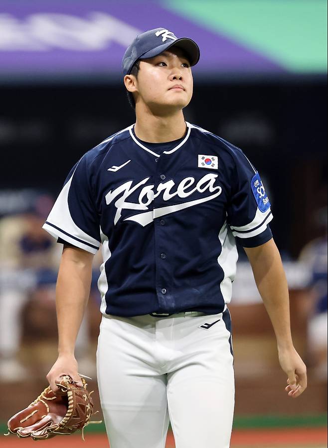 <yonhap photo-3326="">9일 오후 서울 구로구 고척스카이돔에서 열린 '2025 네이버 K-BASEBALL 시리즈' 대한민국과 체코의 평가전. 5회말 정우주가 등판, 이닝을 마무리 지은 뒤 더그아웃으로 향하고 있다. 2025.11.9 [연합뉴스]</yonhap>