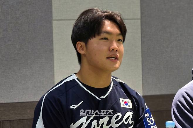 9일 경기 후 데일리 MVP에 선정돼 기자회견 중인 정우주. 고척=윤승재 기자