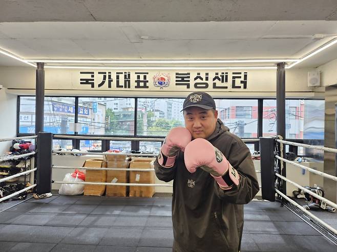 복싱 동호인 최윤국 씨가 복싱 도장에서 포즈를 취했다.&nbsp; &nbsp; 이은경 기자&nbsp;