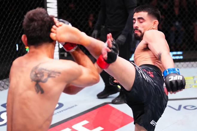 조셉 모랄레스(오른쪽)가 맷 슈넬을 꺾었다. 사진=UFC