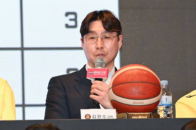 10일 열린 WKBL 개막 미디어데이에 참석한 김완수 KB 감독. WKBL 제공
