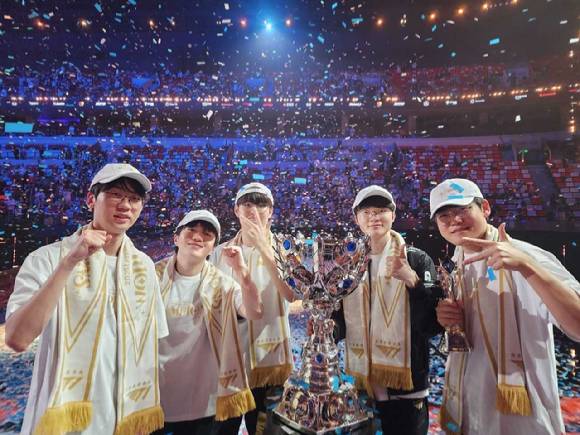 T1 선수단 2025 리그 오브 레전드(LoL) 월드 챔피언십 우승 기념 사진. [사진=SK스퀘어]