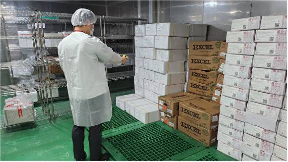 부산광역시 관계자가 ‘제106회 전국체육대회’ 및 ‘제45회 전국장애인체육대회’ 기간 음식점을 대상으로 식자재를 검수하고 있다. [사진=부산광역시]