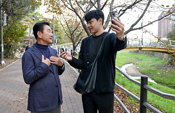 김동근 시장이 홍상원 '하이의정부' 크리에이터와 대화를 나누고 있다. [사진=의정부시]