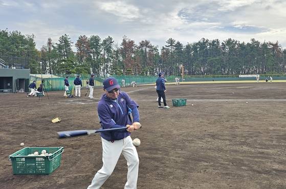 롯데 김태형 감독이 일본 미야자키 마무리훈련에서 선수들에게 직접 펑고를 쳐주고 있다. 올 시즌 3위를 달리다가 후반기 난조로 7위까지 떨어진 롯데는 혹독한 마무리캠프를 소화 중이다. 사진 롯데 자이언츠