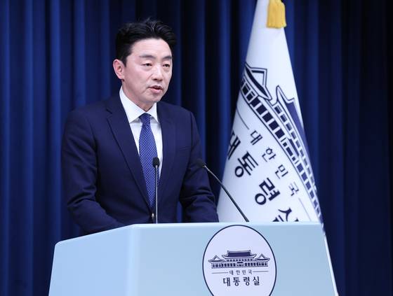 강훈식 비서실장이 지난 3일 용산 대통령실 청사에서 재판중지법 등 현안 관련 브리핑을 하고 있다. 대통령실사진기자단