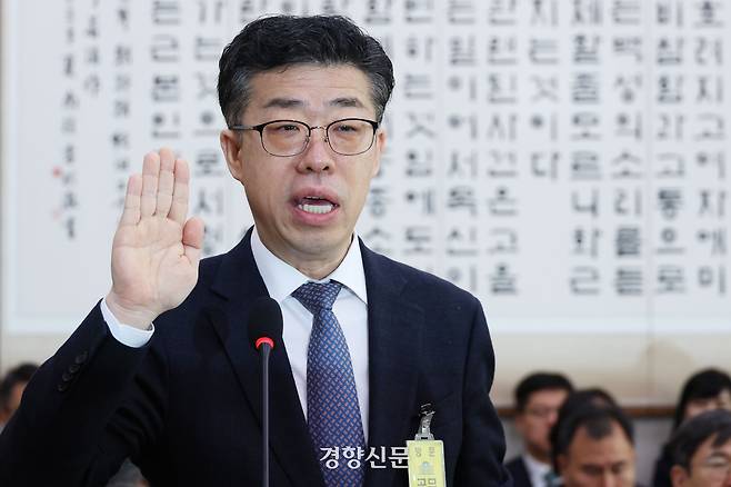 신용해 전 법무부 교정본부장이 지난달 30일 국회 법제사법위원회에서 열린 법무부 등 국정감사에서 증인선서를 하고 있다. 한수빈 기자