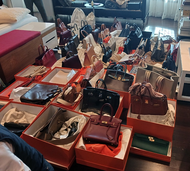 국세청이 10일 고액·상습 체납자의 자택을 합동 수색한 결과 찾아낸 명품 에르메스 가방 60점을 공개했다. 국세청 제공