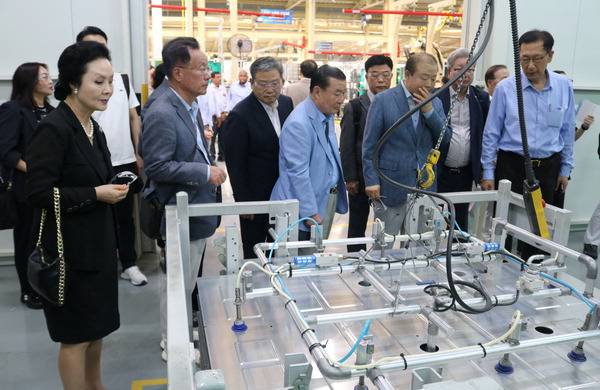 지난 7일 성우하이텍 인도 첸나이공장을 찾은 부산상의 경제사절단이 공정을 살펴보고 있다.  부산상의 제공