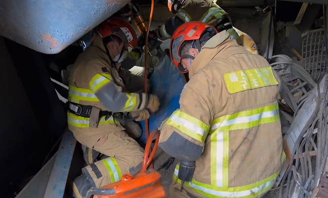 Officials look for survivors during a rescue operation at the collapsed boiler tower of the Ulsan Thermal Power Plant in Ulsan on Nov. 7. [NATIONAL FIRE AGENCY]