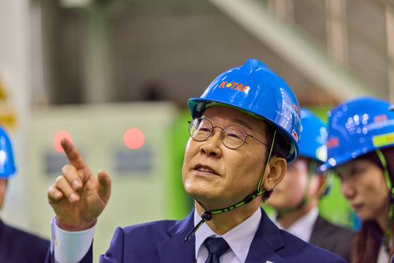 President Lee Jae Myung inspects facilities during a visit to the Korea Institute of Fusion Energy in Daejeon on Nov. 7. [PRESIDENTIAL OFFICE]