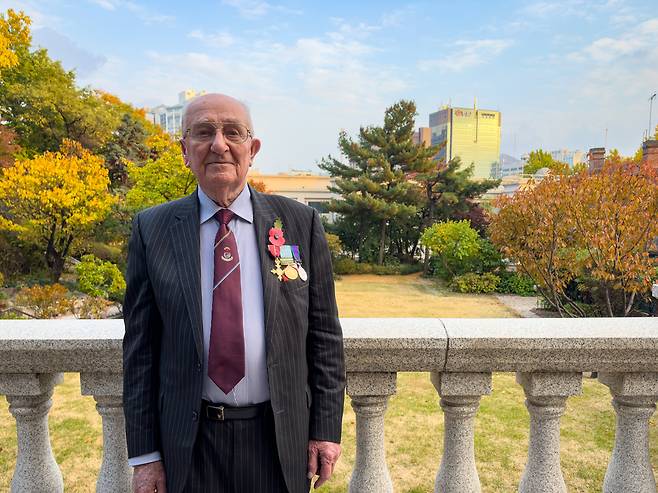 Cmdr. Charles Wylie, who served on a Royal Navy destroyer patrolling the seas surrounding Korea during the 1950-53 war, wears a red poppy above his service medals during a reception at the British Embassy in Jung District, central Seoul, on Nov. 9. [MICHAEL LEE]