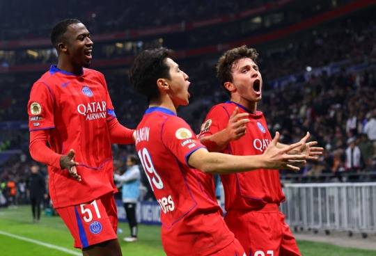 주앙 네베스(오른쪽)의 결승 골을 도운 후 함께 세리머니 하는 PSG 이강인(가운데). 사진[로이터=연합뉴스]