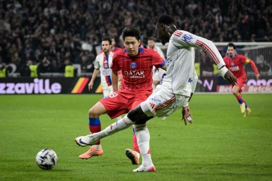 수비하는 이강인.  사진[AFP=연합뉴스]